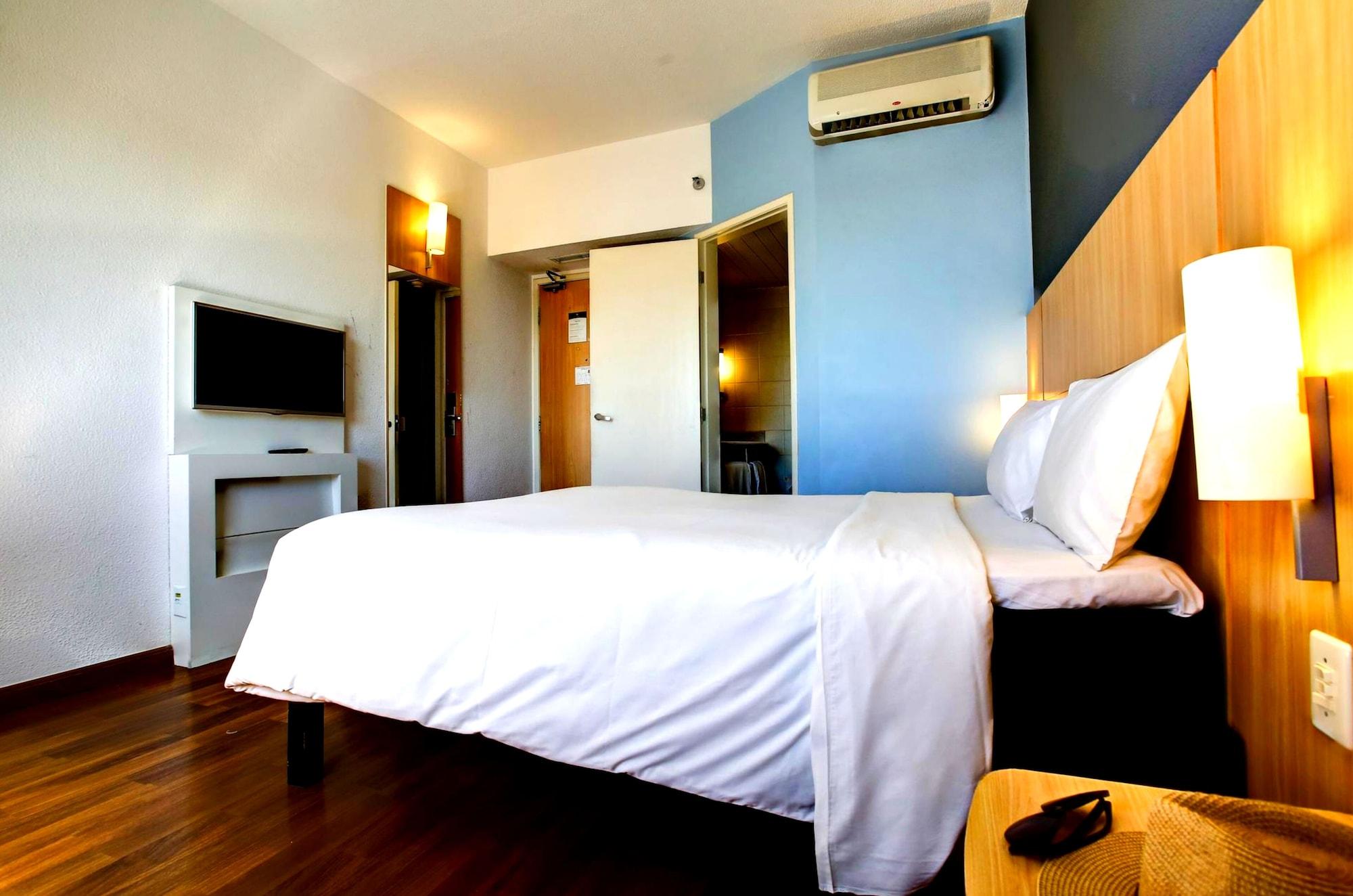Ibis Vitoria Praia Do Canto Exterior foto
