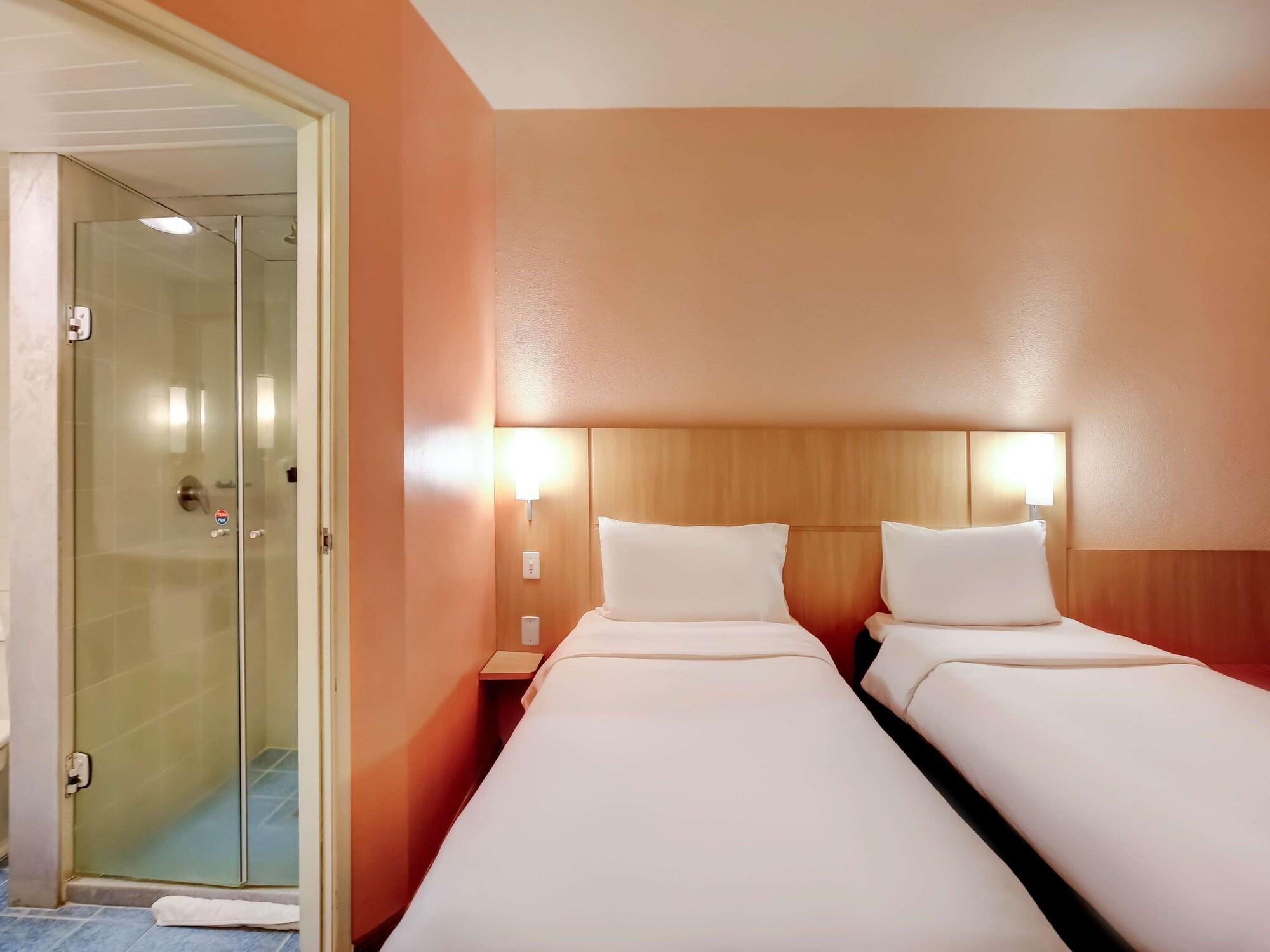 Ibis Vitoria Praia Do Canto Exterior foto